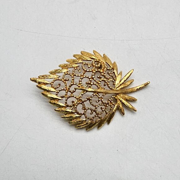 Vintage Signed MONET Brushed Textured Gold Tone STRAWBERRY Pin Brooch - Picture 2 of 4